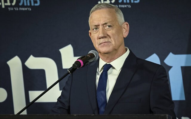 יו"ר מפלגת כחול לבן ושר הביטחון לשעבר בני גנץ נושא דברים במהלך מסיבת עיתונאים בכפר המכבייה ברמת גן, שבה הודיע על פרישתו מהבחירות לכנסת. 19 באוקטובר 2026 (צילום: אבשלום ששוני/פלאש90) יו"ר מפלגת כחול לבן ושר הביטחון לשעבר בני גנץ נושא דברים במהלך מסיבת עיתונאים בכפר המכבייה ברמת גן, שבה הודיע על פרישתו מהבחירות לכנסת. 19 באוקטובר 2026 (צילום: אבשלום ששוני/פלאש90)