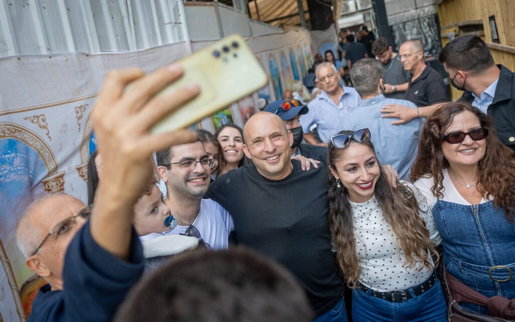 יו"ר מפלגת ביחד נפתלי בנט מבקר בשוק מחנה יהודה בירושלים. 19 באוקטובר 2026 (צילום: חיים גולדברג/פלאש90) יו"ר מפלגת ביחד נפתלי בנט מבקר בשוק מחנה יהודה בירושלים. 19 באוקטובר 2026 (צילום: חיים גולדברג/פלאש90)