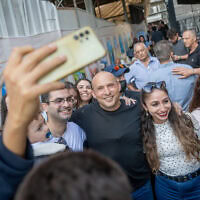 יו"ר מפלגת ביחד נפתלי בנט מבקר בשוק מחנה יהודה בירושלים. 19 באוקטובר 2026