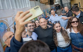 יו"ר מפלגת ביחד נפתלי בנט מבקר בשוק מחנה יהודה בירושלים. 19 באוקטובר 2026 (צילום: חיים גולדברג/פלאש90) יו"ר מפלגת ביחד נפתלי בנט מבקר בשוק מחנה יהודה בירושלים. 19 באוקטובר 2026 (צילום: חיים גולדברג/פלאש90)