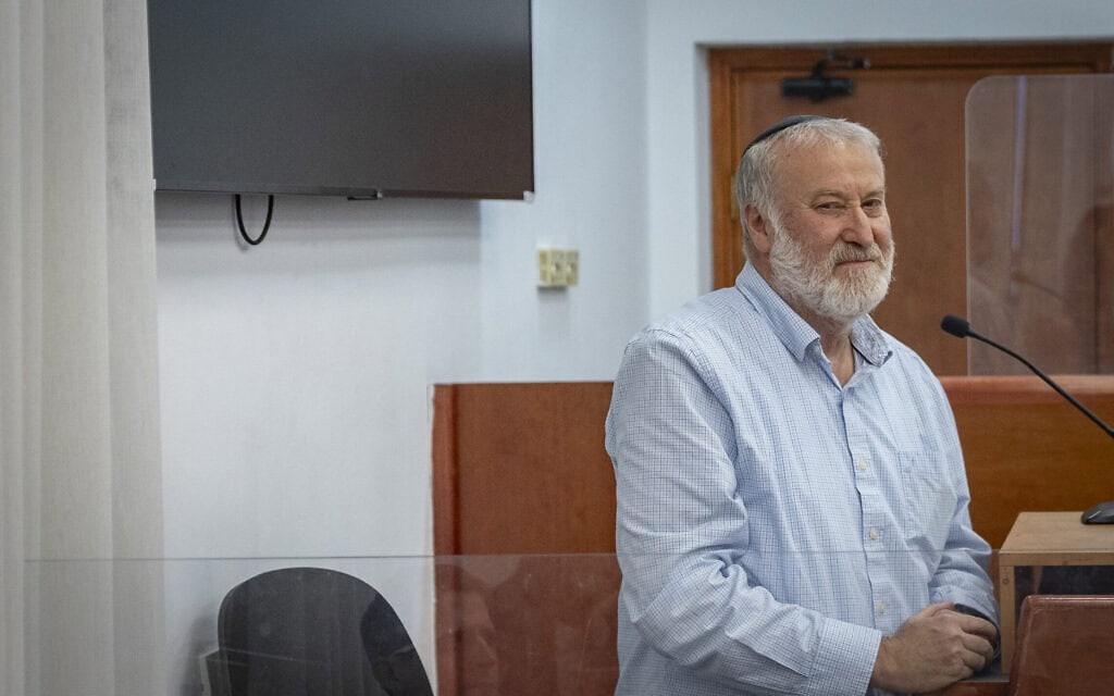 היועץ המשפטי לממשלה לשעבר, אביחי מנדלבליט, מגיע להעיד במשפט השחיתות של ראש הממשלה בנימין נתניהו בבית המשפט המחוזי בירושלים. 20 באוקטובר 2026 (צילום: חיים גולדברג/פלאש90)