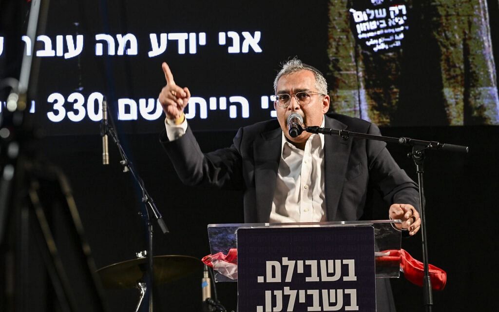 הרב אלחנן דנינו בעצרת בכיכר החטופים בתל אביב בקריאה להקמת ועדת חקירה ממלכתית לאירועי השבעה באוקטובר. 24 באוקטובר 2026 (צילום: אבשלום ששוני/פלאש90)