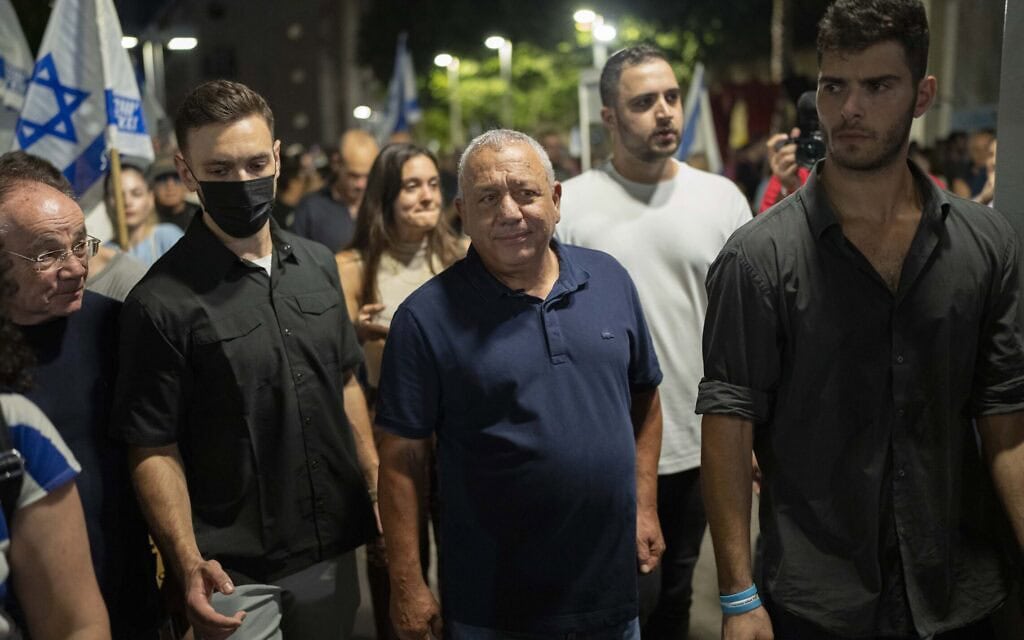 יו"ר מפלגת ישר גדי איזנקוט משתתף בהפגנה בכיכר החטופים בתל אביב, הקוראת להקמת ועדת חקירה ממלכתית לאירועי. 7 באוקטובר 2023 (צילום: Flash90) יו"ר מפלגת ישר גדי איזנקוט משתתף בהפגנה בכיכר החטופים בתל אביב, הקוראת להקמת ועדת חקירה ממלכתית לאירועי. 7 באוקטובר 2023 (צילום: Flash90)
