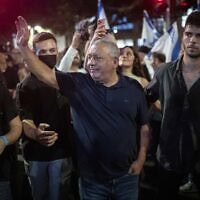 יו"ר מפלגת ישר גדי איזנקוט בהפגנה בכיכר החטופים בתל אביב, בקריאה להקמת ועדת חקירה ממלכתית לאירועי. 7 באוקטובר 2023 (צילום: Flash90) יו"ר מפלגת ישר גדי איזנקוט בהפגנה בכיכר החטופים בתל אביב, בקריאה להקמת ועדת חקירה ממלכתית לאירועי. 7 באוקטובר 2023 (צילום: Flash90)