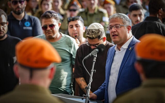 איתמר בן גביר בהלווייתו של סמ"ר יובל שי סוילם, בן 20, שנהרג בפיגוע ירי ליד חברון ב-23 באוקטובר, בבית העלמין הצבאי בהוד השרון. 25 באוקטובר 2026 (צילום: טל גל/פלאש90) איתמר בן גביר בהלווייתו של סמ"ר יובל שי סוילם, בן 20, שנהרג בפיגוע ירי ליד חברון ב-23 באוקטובר, בבית העלמין הצבאי בהוד השרון. 25 באוקטובר 2026 (צילום: טל גל/פלאש90)