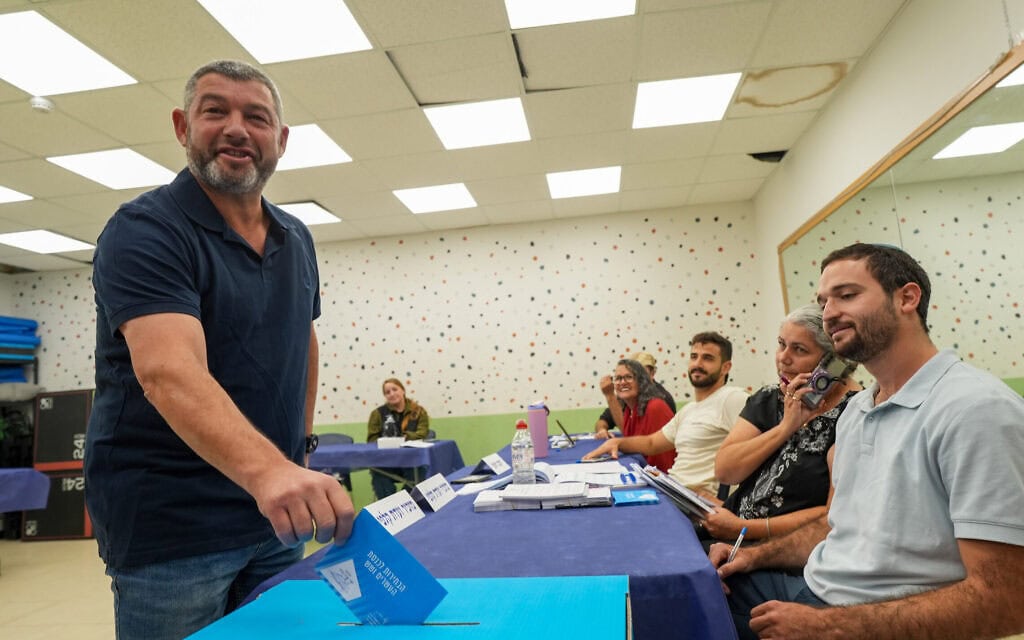 יו"ר מפלגת עמך ישראל ותא"ל במיל' עופר וינטר מצביע בקלפי בנטופה שבצפון הארץ, במהלך הבחירות לכנסת. 27 באוקטובר 2026 (צילום: אייל מרגולין/פלאש90) יו"ר מפלגת עמך ישראל ותא"ל במיל' עופר וינטר מצביע בקלפי בנטופה שבצפון הארץ, במהלך הבחירות לכנסת. 27 באוקטובר 2026 (צילום: אייל מרגולין/פלאש90)