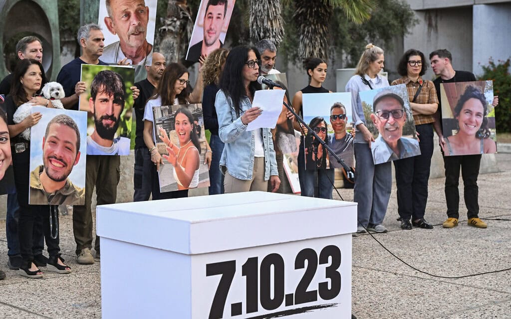 משפחות שכולות שאיבדו את יקיריהן ב-7 באוקטובר 2023 ביום הבחירות, 27 באוקטובר 2026 בכיכר החטופים בתל אביב (צילום: אבשלום ששוני/פלאש90) משפחות שכולות שאיבדו את יקיריהן ב-7 באוקטובר 2023 ביום הבחירות, 27 באוקטובר 2026 בכיכר החטופים בתל אביב (צילום: אבשלום ששוני/פלאש90)