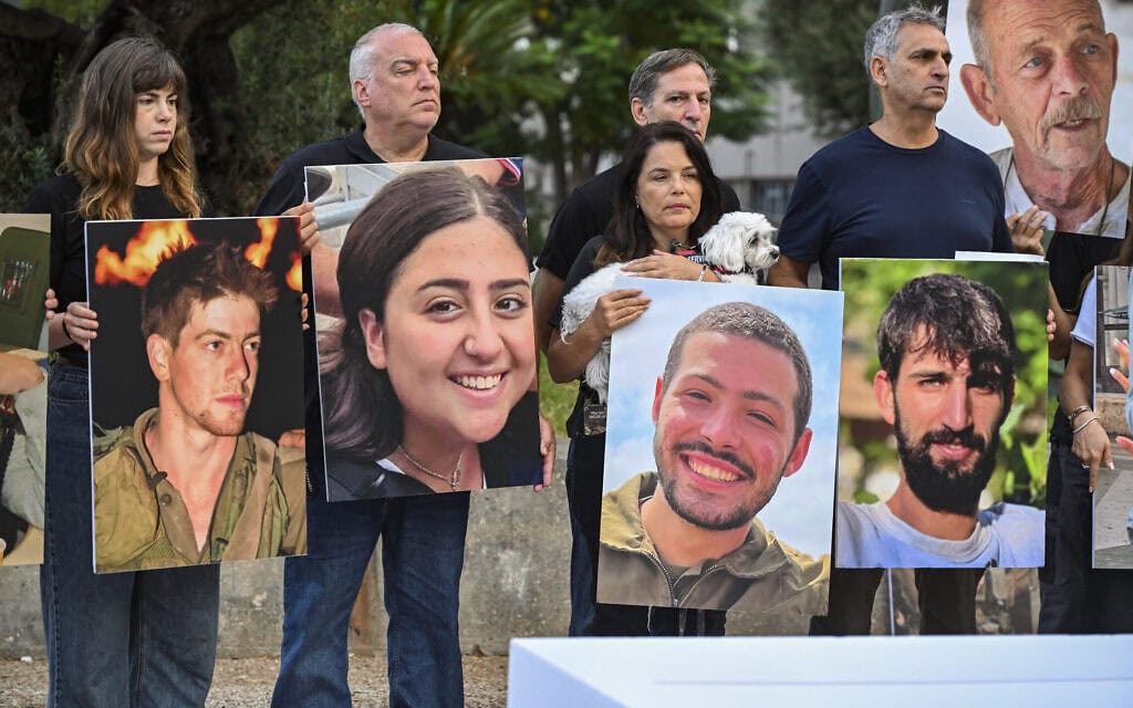 משפחות שכולות שאיבדו את יקיריהן ב-7 באוקטובר 2023 ביום הבחירות, 27 באוקטובר 2026 בכיכר החטופים בתל אביב (צילום: אבשלום ששוני/פלאש90) משפחות שכולות שאיבדו את יקיריהן ב-7 באוקטובר 2023 ביום הבחירות, 27 באוקטובר 2026 בכיכר החטופים בתל אביב (צילום: אבשלום ששוני/פלאש90)