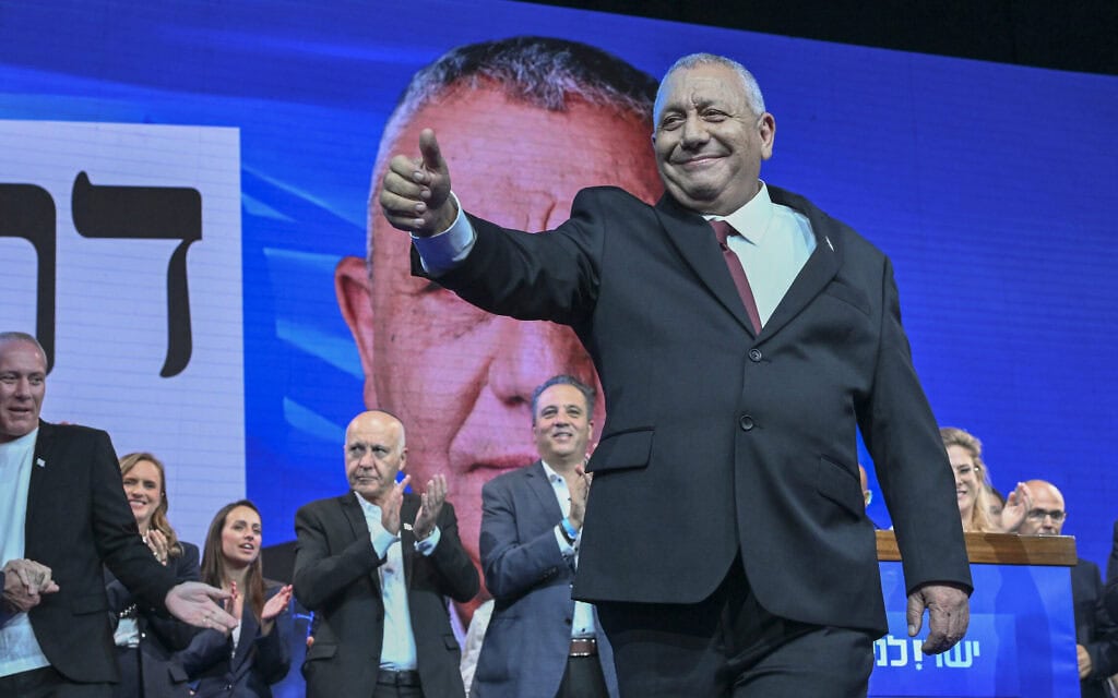 יו"ר מפלגת ישר גדי איזנקוט לצד חברי מפלגתו במטה הבחירות של המפלגה בתל אביב, לאחר סגירת הקלפיות ופרסום תוצאות מדגמי הבחירות בליל הבחירות לכנסת. 28 באוקטובר 2026 (צילום: אבשלום ששוני/פלאש90) יו"ר מפלגת ישר גדי איזנקוט לצד חברי מפלגתו במטה הבחירות של המפלגה בתל אביב, לאחר סגירת הקלפיות ופרסום תוצאות מדגמי הבחירות בליל הבחירות לכנסת. 28 באוקטובר 2026 (צילום: אבשלום ששוני/פלאש90)