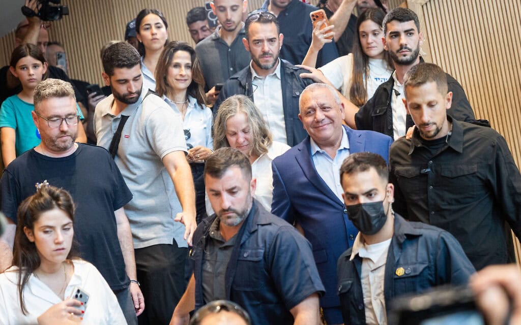 יו"ר מפלגת ישר והרמטכ"ל לשעבר גדי איזנקוט מגיע להצביע בבחירות לכנסת בקלפי בהרצליה. 27 באוקטובר 2026 (צילום: חיים גולדברג/פלאש90) יו"ר מפלגת ישר והרמטכ"ל לשעבר גדי איזנקוט מגיע להצביע בבחירות לכנסת בקלפי בהרצליה. 27 באוקטובר 2026 (צילום: חיים גולדברג/פלאש90)
