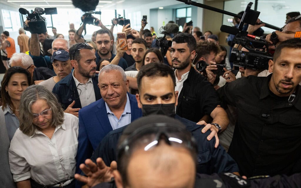 יו"ר מפלגת ישר והרמטכ"ל לשעבר גדי איזנקוט מגיע להצביע בבחירות לכנסת בקלפי בהרצליה. 27 באוקטובר 2026 (צילום: חיים גולדברג/פלאש90) יו"ר מפלגת ישר והרמטכ"ל לשעבר גדי איזנקוט מגיע להצביע בבחירות לכנסת בקלפי בהרצליה. 27 באוקטובר 2026 (צילום: חיים גולדברג/פלאש90)