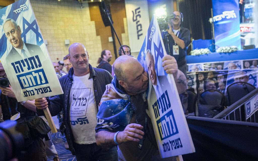 תומכים צופים בתוצאות המדגמים לאחר סגירת הקלפיות במטה הבחירות של מפלגת הליכוד בירושלים, בליל הבחירות לכנסת. 27 באוקטובר 2026 (צילום: חיים גולדברג/פלאש90) תומכים צופים בתוצאות המדגמים לאחר סגירת הקלפיות במטה הבחירות של מפלגת הליכוד בירושלים, בליל הבחירות לכנסת. 27 באוקטובר 2026 (צילום: חיים גולדברג/פלאש90)