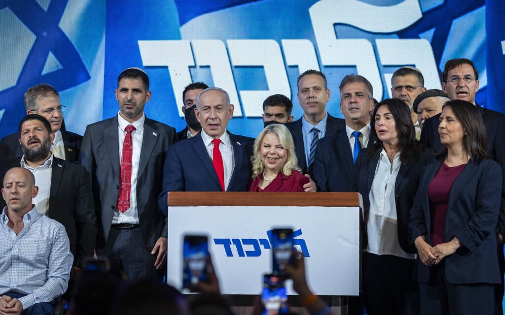 ראש הממשלה ויו"ר הליכוד בנימין נתניהו במטה הבחירות של הליכוד בבנייני האומה בירושלים, לאחר הבחירות לכנסת, לפנות בוקר. 28 באוקטובר 2026 (צילום: חיים גולדברג/פלאש90)