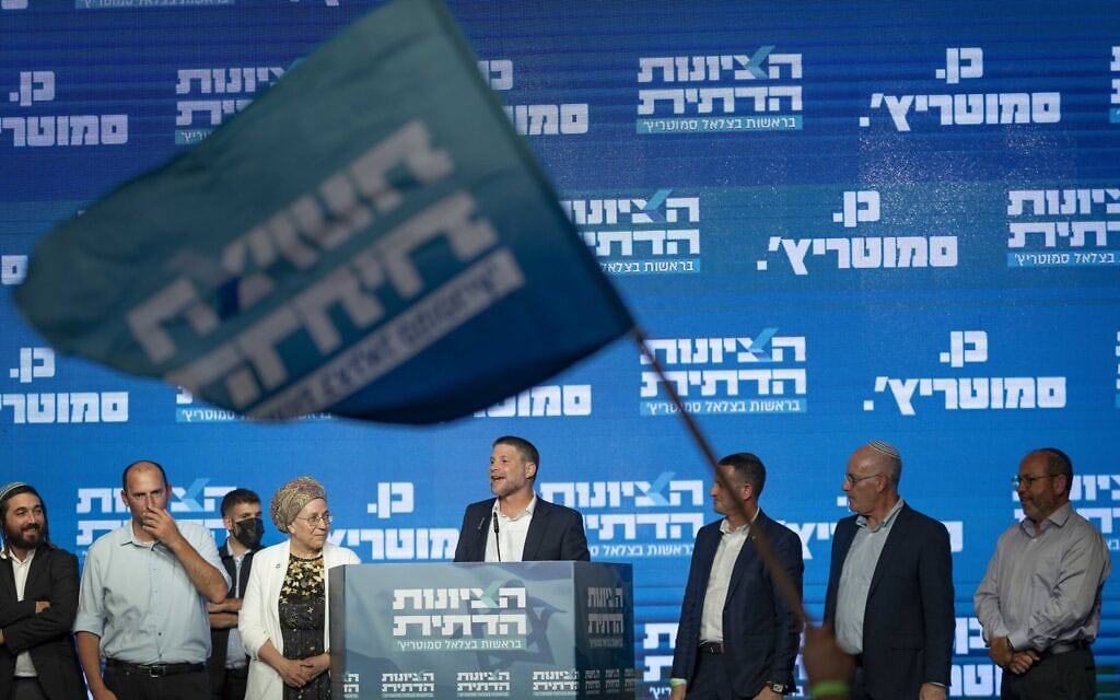 שר האוצר ויו"ר הציונות הדתית בצלאל סמוטריץ' עם תומכים במטה הבחירות של המפלגה בירושלים, לאחר פרסום תוצאות המדגמים בליל הבחירות. 28 באוקטובר 2026 (צילום: חיים גולדברג/פלאש90) שר האוצר ויו"ר הציונות הדתית בצלאל סמוטריץ' עם תומכים במטה הבחירות של המפלגה בירושלים, לאחר פרסום תוצאות המדגמים בליל הבחירות. 28 באוקטובר 2026 (צילום: חיים גולדברג/פלאש90)