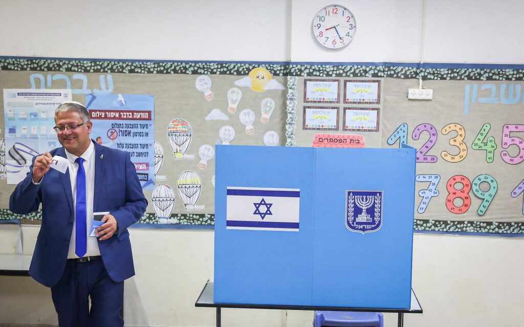 השר לביטחון לאומי ויו"ר עוצמה יהודית איתמר בן גביר מצביע בקלפי בהתנחלות קריית ארבע, במהלך הבחירות לכנסת. 27 באוקטובר 2026 (צילום: Flash90) השר לביטחון לאומי ויו"ר עוצמה יהודית איתמר בן גביר מצביע בקלפי בהתנחלות קריית ארבע, במהלך הבחירות לכנסת. 27 באוקטובר 2026 (צילום: Flash90)