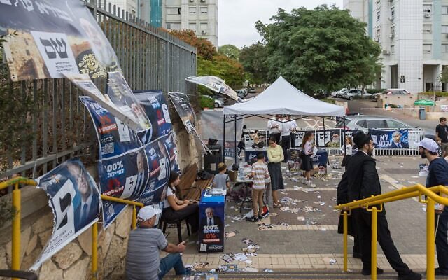 עמדות של כמה מהמפלגות המתמודדות לכנסת בקרבת קלפי באשדוד, 27 באוקטובר 2026 (צילום: לירון מולדובן/פלאש90) עמדות של כמה מהמפלגות המתמודדות לכנסת בקרבת קלפי באשדוד, 27 באוקטובר 2026 (צילום: לירון מולדובן/פלאש90)
