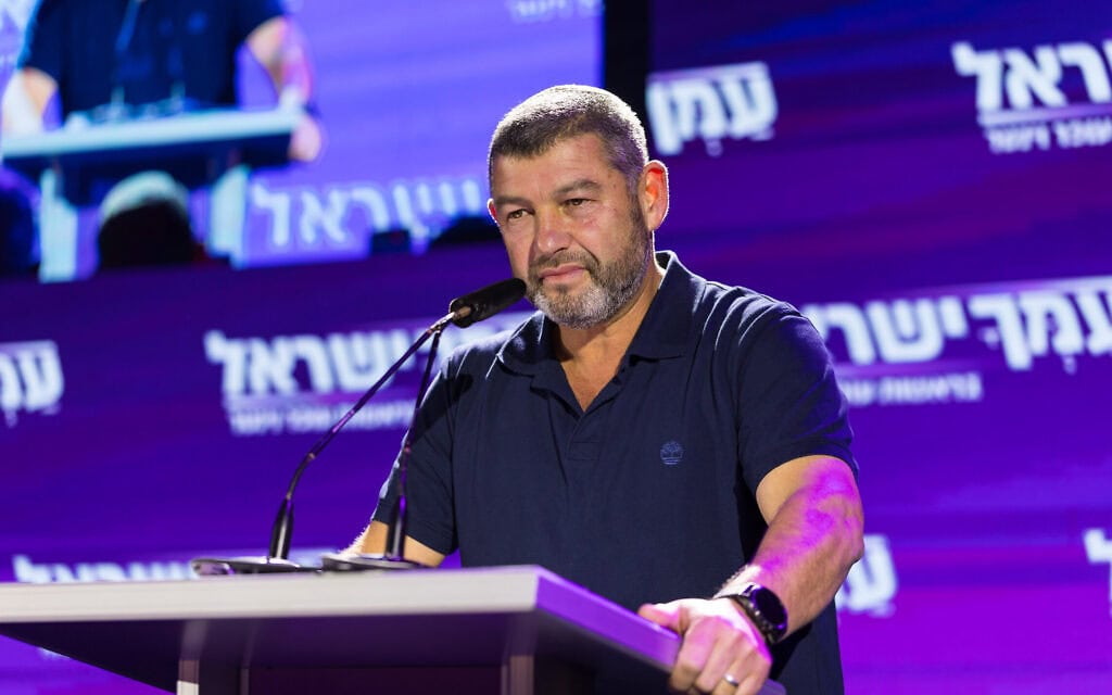 יו"ר מפלגת עמך ישראל עופר וינטר במטה הבחירות של המפלגה בגלילות, לאחר סגירת הקלפיות ופרסום תוצאות המדגמים בליל הבחירות לכנסת. 27 באוקטובר 2026 (צילום: לירון מולדובן/פלאש90) יו"ר מפלגת עמך ישראל עופר וינטר במטה הבחירות של המפלגה בגלילות, לאחר סגירת הקלפיות ופרסום תוצאות המדגמים בליל הבחירות לכנסת. 27 באוקטובר 2026 (צילום: לירון מולדובן/פלאש90)