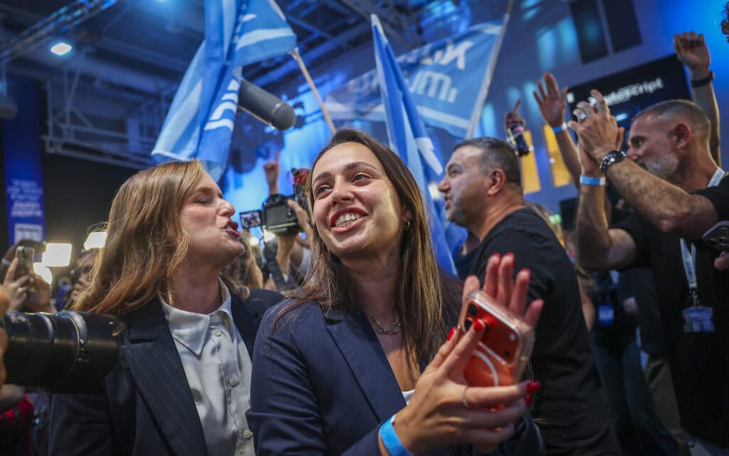 תומכים צופים בתוצאות המדגמים לאחר סגירת הקלפיות במטה הבחירות של מפלגת ישר בתל אביב, בליל הבחירות הכלליות בישראל. 27 באוקטובר 2026 (צילום: מרים אלסטר/פלאש90) תומכים צופים בתוצאות המדגמים לאחר סגירת הקלפיות במטה הבחירות של מפלגת ישר בתל אביב, בליל הבחירות הכלליות בישראל. 27 באוקטובר 2026 (צילום: מרים אלסטר/פלאש90)