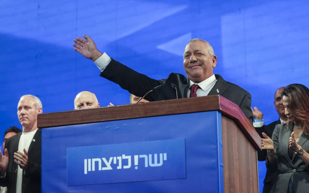 יו"ר מפלגת ישר גדי איזנקוט לצד חברי מפלגתו במטה הבחירות בתל אביב, לאחר סגירת הקלפיות ופרסום תוצאות מדגמי הבחירות לכנסת. 28 באוקטובר 2026 (צילום: מרים אלסטר/פלאש90)