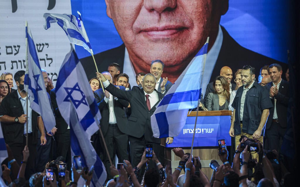 יו"ר מפלגת ישר גדי איזנקוט לצד חברי מפלגתו במטה הבחירות בתל אביב, לאחר סגירת הקלפיות ופרסום תוצאות המדגמים בליל הבחירות הכלליות בישראל. 28 באוקטובר 2026 (צילום: מרים אלסטר/פלאש90) יו"ר מפלגת ישר גדי איזנקוט לצד חברי מפלגתו במטה הבחירות בתל אביב, לאחר סגירת הקלפיות ופרסום תוצאות המדגמים בליל הבחירות הכלליות בישראל. 28 באוקטובר 2026 (צילום: מרים אלסטר/פלאש90)