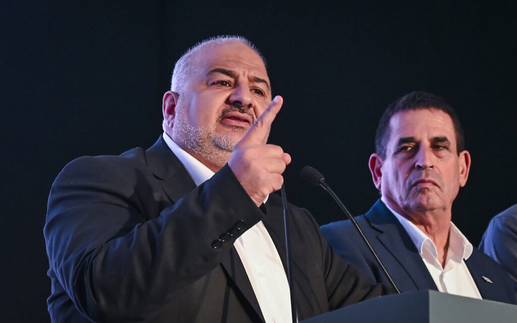 חברי מפלגת רע"ם על הבמה לאחר פרסום תוצאות המדגמים בסכנין, בליל הבחירות לכנסת. 27 באוקטובר 2026 (צילום: מיכאל גלעדי/פלאש90) חברי מפלגת רע"ם על הבמה לאחר פרסום תוצאות המדגמים בסכנין, בליל הבחירות לכנסת. 27 באוקטובר 2026 (צילום: מיכאל גלעדי/פלאש90)