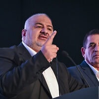 חברי מפלגת רע"ם על הבמה לאחר פרסום תוצאות המדגמים בסכנין, בליל הבחירות לכנסת. 27 באוקטובר 2026 (צילום: מיכאל גלעדי/פלאש90) חברי מפלגת רע"ם על הבמה לאחר פרסום תוצאות המדגמים בסכנין, בליל הבחירות לכנסת. 27 באוקטובר 2026 (צילום: מיכאל גלעדי/פלאש90)