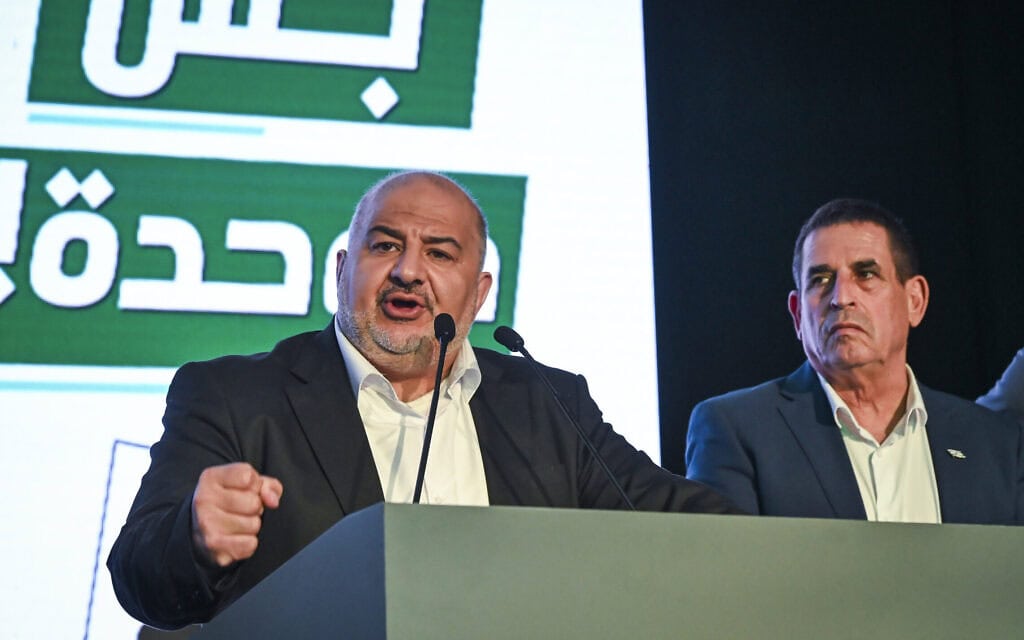 חברי מפלגת רע"מ על הבמה בעקבות פרסום תוצאות המדגמים בסכנין, בליל הבחירות לכנסת. 27 באוקטובר 2026 (צילום: מיכאל גלעדי/פלאש90) חברי מפלגת רע"מ על הבמה בעקבות פרסום תוצאות המדגמים בסכנין, בליל הבחירות לכנסת. 27 באוקטובר 2026 (צילום: מיכאל גלעדי/פלאש90)