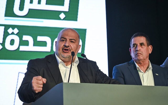 חברי מפלגת רע"מ על הבמה בעקבות פרסום תוצאות המדגמים בסכנין, בליל הבחירות לכנסת. 27 באוקטובר 2026 (צילום: מיכאל גלעדי/פלאש90) חברי מפלגת רע"מ על הבמה בעקבות פרסום תוצאות המדגמים בסכנין, בליל הבחירות לכנסת. 27 באוקטובר 2026 (צילום: מיכאל גלעדי/פלאש90)