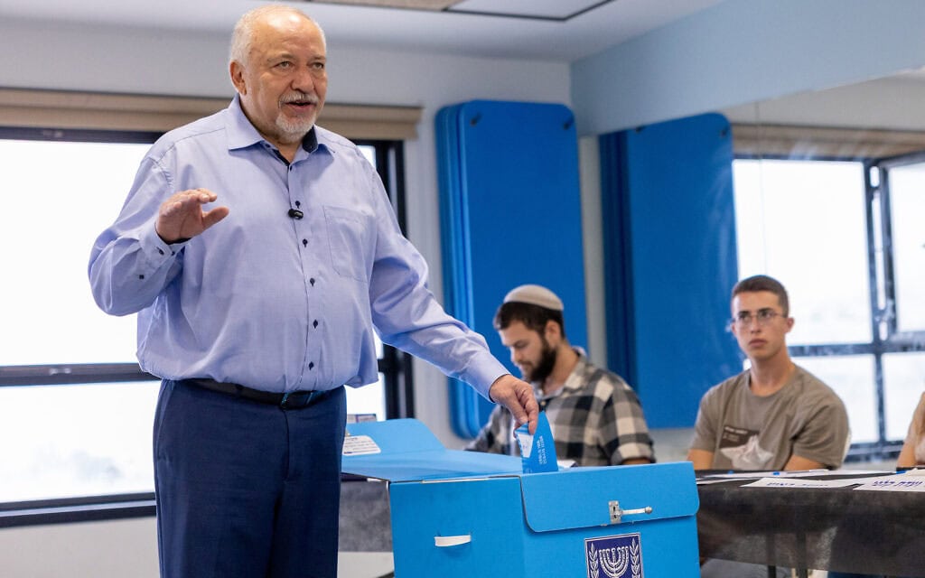 יו"ר ישראל ביתנו אביגדור ליברמן מגיע להצביע בקלפי בנוקדים. 27 באוקטובר 2026 (צילום: נועם רבקין פנטון/פלאש90) יו"ר ישראל ביתנו אביגדור ליברמן מגיע להצביע בקלפי בנוקדים. 27 באוקטובר 2026 (צילום: נועם רבקין פנטון/פלאש90)