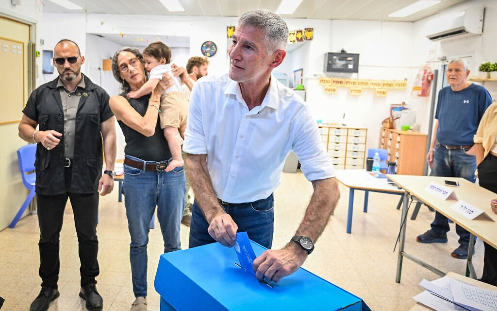 יו"ר מפלגת הדמוקרטים יאיר גולן מצביע בקלפי בראש העין במהלך הבחירות לכנסת. 27 באוקטובר 2026 (צילום: Reuven Schwartz/Flash90) יו"ר מפלגת הדמוקרטים יאיר גולן מצביע בקלפי בראש העין במהלך הבחירות לכנסת. 27 באוקטובר 2026 (צילום: Reuven Schwartz/Flash90)
