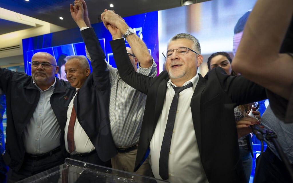 יוסף ג'בארין, מועמד ברשימה המשותפת, ותומכיו מתכנסים במטה הבחירות של המפלגה בנצרת, לאחר סגירת הקלפיות בליל הבחירות לכנסת. 27 באוקטובר 2026 (צילום: שרון לייבל/פלאש90) יוסף ג'בארין, מועמד ברשימה המשותפת, ותומכיו מתכנסים במטה הבחירות של המפלגה בנצרת, לאחר סגירת הקלפיות בליל הבחירות לכנסת. 27 באוקטובר 2026 (צילום: שרון לייבל/פלאש90)