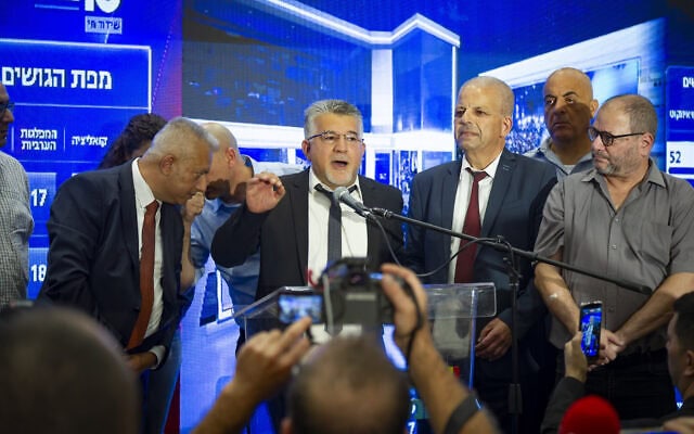 יו"ר הרשימה המשותפת יוסף ג'בארין ותומכיו מתכנסים במטה הבחירות של המפלגה בנצרת, לאחר סגירת הקלפיות בליל הבחירות לכנסת. 27 באוקטובר 2026 (צילום: שרון לייבל/פלאש90) יו"ר הרשימה המשותפת יוסף ג'בארין ותומכיו מתכנסים במטה הבחירות של המפלגה בנצרת, לאחר סגירת הקלפיות בליל הבחירות לכנסת. 27 באוקטובר 2026 (צילום: שרון לייבל/פלאש90)