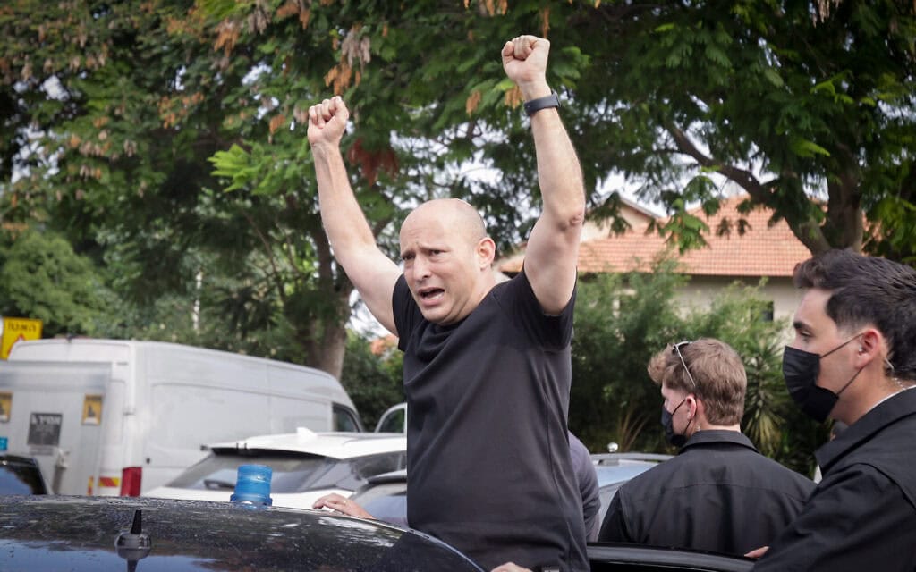 יו"ר יחד נפתלי בנט מגיע להצביע בקלפי ברעננה, ביום הבחירות בישראל. 27 באוקטובר 2026 (צילום: טל גל/פלאש90) יו"ר יחד נפתלי בנט מגיע להצביע בקלפי ברעננה, ביום הבחירות בישראל. 27 באוקטובר 2026 (צילום: טל גל/פלאש90)