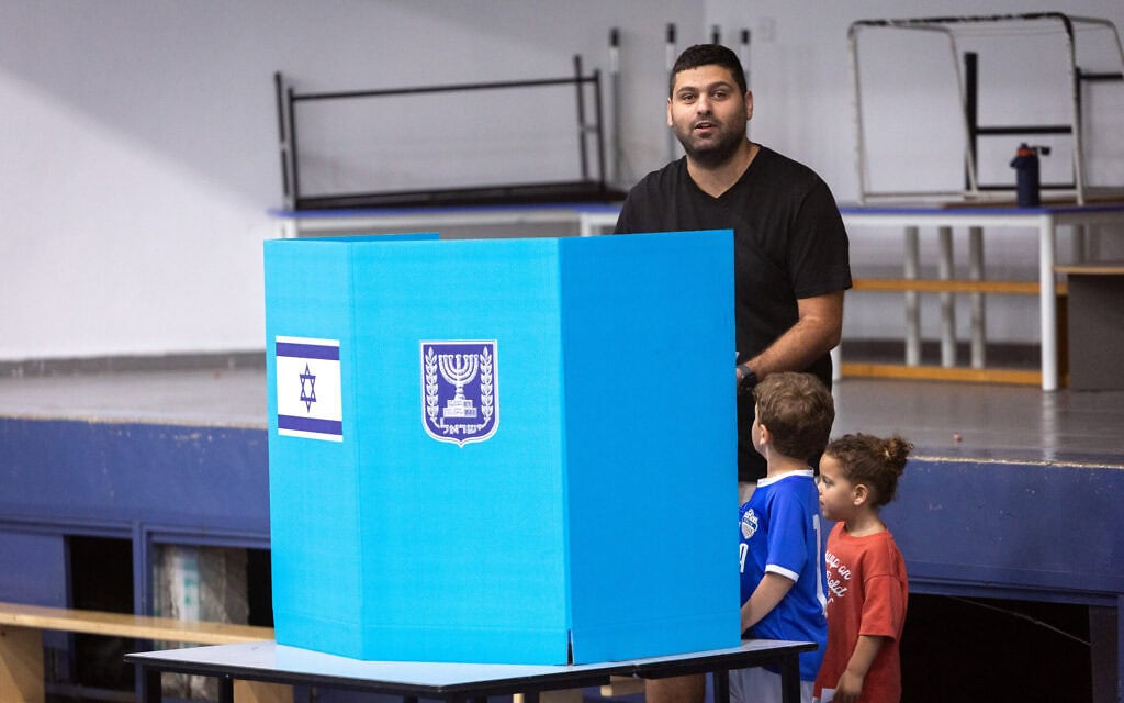 ישראלים מצביעים בקלפי בירושלים, במהלך יום הבחירות בישראל. 27 באוקטובר 2026 (צילום: יונתן זינדל/פלאש90) ישראלים מצביעים בקלפי בירושלים, במהלך יום הבחירות בישראל. 27 באוקטובר 2026 (צילום: יונתן זינדל/פלאש90)