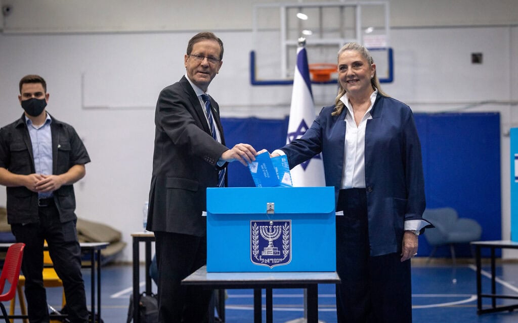 נשיא המדינה יצחק הרצוג ורעייתו מיכל מצביעים בקלפי בירושלים, במהלך יום הבחירות בישראל. 27 באוקטובר 2026 (צילום: יונתן זינדל/פלאש90) נשיא המדינה יצחק הרצוג ורעייתו מיכל מצביעים בקלפי בירושלים, במהלך יום הבחירות בישראל. 27 באוקטובר 2026 (צילום: יונתן זינדל/פלאש90)