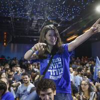 תומכים חוגגים במטה הבחירות של מפלגת הדמוקרטים בתל אביב, לאחר פרסום תוצאות מדגמי הבחירות בליל הבחירות לכנסת. 27 באוקטובר 2026 (צילום: יהושע יוסף/פלאש90) תומכים חוגגים במטה הבחירות של מפלגת הדמוקרטים בתל אביב, לאחר פרסום תוצאות מדגמי הבחירות בליל הבחירות לכנסת. 27 באוקטובר 2026 (צילום: יהושע יוסף/פלאש90)