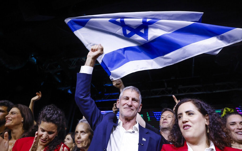 יו"ר מפלגת הדמוקרטים יאיר גולן וחברי מפלגתו חוגגים במטה הבחירות בתל אביב, לאחר פרסום תוצאות המדגמים בליל הבחירות לכנסת. 27 באוקטובר 2026 (צילום: יהושע יוסף/פלאש90) יו"ר מפלגת הדמוקרטים יאיר גולן וחברי מפלגתו חוגגים במטה הבחירות בתל אביב, לאחר פרסום תוצאות המדגמים בליל הבחירות לכנסת. 27 באוקטובר 2026 (צילום: יהושע יוסף/פלאש90)