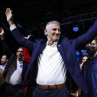 יו"ר מפלגת הדמוקרטים יאיר גולן וחברי מפלגתו חוגגים במטה הבחירות בתל אביב, לאחר פרסום תוצאות המדגמים בליל הבחירות לכנסת. 27 באוקטובר 2026 (צילום: יהושע יוסף/פלאש90) יו"ר מפלגת הדמוקרטים יאיר גולן וחברי מפלגתו חוגגים במטה הבחירות בתל אביב, לאחר פרסום תוצאות המדגמים בליל הבחירות לכנסת. 27 באוקטובר 2026 (צילום: יהושע יוסף/פלאש90)