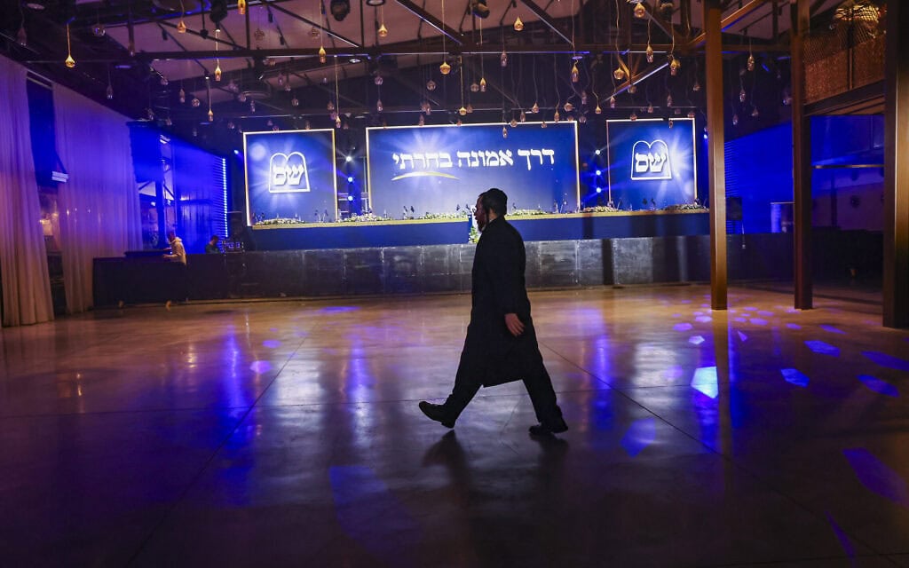 מטה הבחירות הריק של מפלגת שס בירושלים, לאחר סגירת הקלפיות ופרסום תוצאות המדגמים בליל הבחירות לכנסת. 27 באוקטובר 2026 (צילום: יוסי זמיר/פלאש90) מטה הבחירות הריק של מפלגת שס בירושלים, לאחר סגירת הקלפיות ופרסום תוצאות המדגמים בליל הבחירות לכנסת. 27 באוקטובר 2026 (צילום: יוסי זמיר/פלאש90)