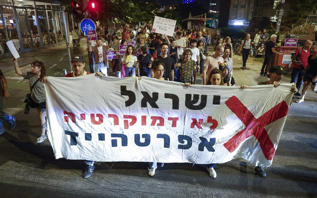 פעילים חוסמים כבישים במהלך הפגנה בתל אביב בקריאה להקמת ממשלה בהשתתפות מפלגות ערביות. 28 באוקטובר 2026 (צילום: Jamal Awad/Flash90) פעילים חוסמים כבישים במהלך הפגנה בתל אביב בקריאה להקמת ממשלה בהשתתפות מפלגות ערביות. 28 באוקטובר 2026 (צילום: Jamal Awad/Flash90)