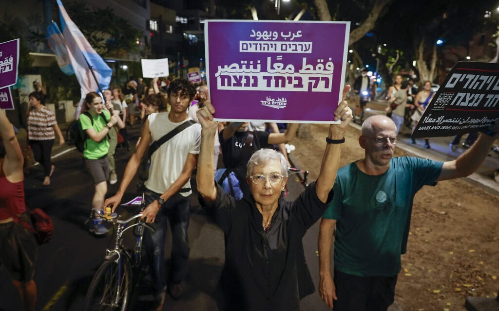 פעילים חוסמים כבישים במהלך הפגנה בתל אביב בקריאה להקמת ממשלה שתכלול מפלגות ערביות. 28 באוקטובר 2026 (צילום: Jamal Awad/Flash90)