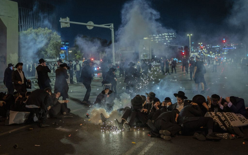 מפגינים חוסמים את התנועה באזור בני ברק במחאה נגד הגיוס לצבא, 29 באוקטובר 2026 (צילום: Flash90) מפגינים חוסמים את התנועה באזור בני ברק במחאה נגד הגיוס לצבא, 29 באוקטובר 2026 (צילום: Flash90)
