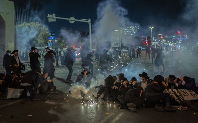מפגינים חוסמים את התנועה באזור בני ברק במחאה נגד הגיוס לצבא, 29 באוקטובר 2026 (צילום: Flash90) מפגינים חוסמים את התנועה באזור בני ברק במחאה נגד הגיוס לצבא, 29 באוקטובר 2026 (צילום: Flash90)