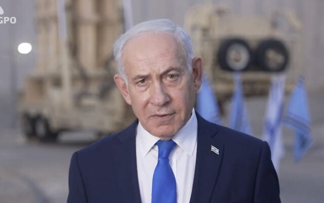 בנימין נתניהו לצד סוללת טילי "חץ" ליירוט טילים בליסטיים, 25 באוקטובר 2026 (צילום: צילום מסך לע"מ) בנימין נתניהו לצד סוללת טילי "חץ" ליירוט טילים בליסטיים, 25 באוקטובר 2026 (צילום: צילום מסך לע"מ)