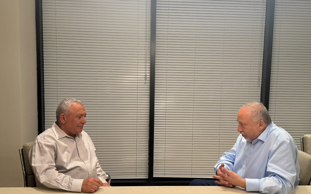 יו״ר ישראל ביתנו אביגדור ליברמן בפגישה עם יו״ר ישר גדי איזנקוט. 21 באוקטובר יו״ר ישראל ביתנו אביגדור ליברמן בפגישה עם יו״ר ישר גדי איזנקוט. 21 באוקטובר