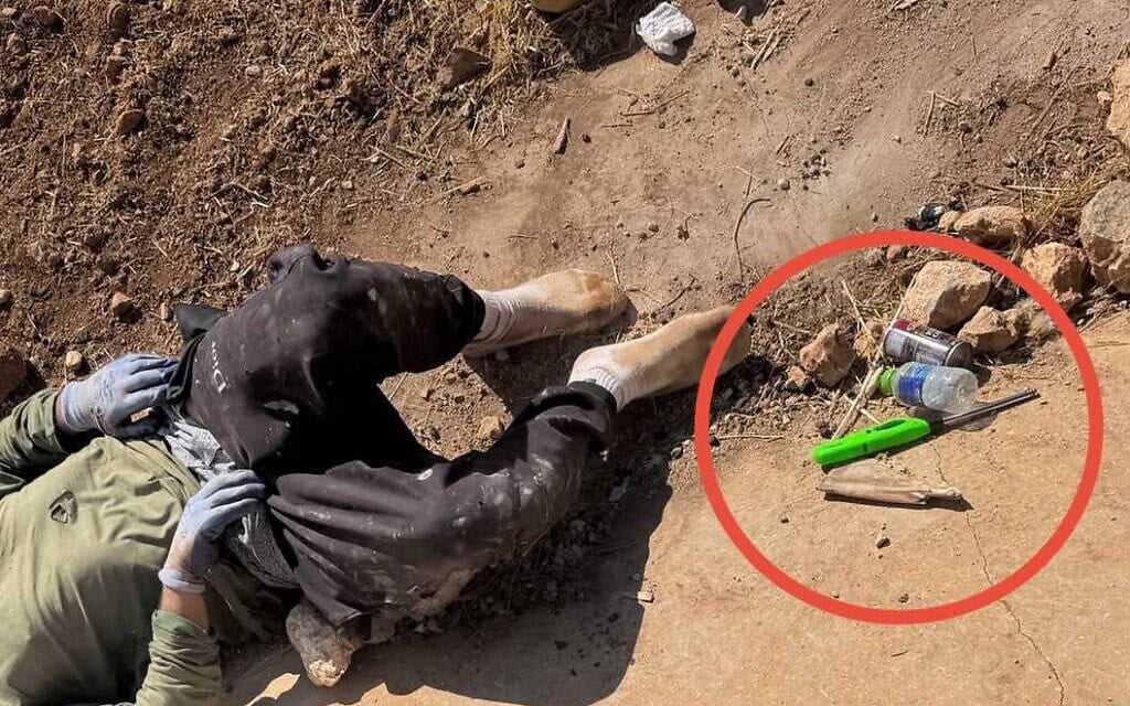 הפלסטיני שנדרס על ידי מתנחלים שניסו ל"נטרל אותו" ולצידו הסכין שלכאורה נשא, 5 באוקטובר 2026 (צילום: דוברות המשטרה) הפלסטיני שנדרס על ידי מתנחלים שניסו ל"נטרל אותו" ולצידו הסכין שלכאורה נשא, 5 באוקטובר 2026 (צילום: דוברות המשטרה)