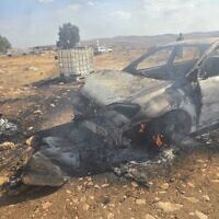 הרכב שהוצת במאחז שבו מתנחלים דרסו פלסטיני שלכאורה נשא סכין במטרה "לנטרלו", 5 באוקטובר 2026 (צילום: דוברות המשטרה) הרכב שהוצת במאחז שבו מתנחלים דרסו פלסטיני שלכאורה נשא סכין במטרה "לנטרלו", 5 באוקטובר 2026 (צילום: דוברות המשטרה)