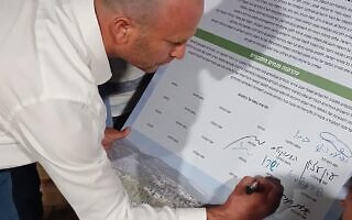 ח"כ יצחק קרויזר חותם בסיום פאנל הבחירות של התנועה הסביבתית בירושלים על האמנה למען שמירה על הרי ירושלים, אוקטובר 2026 (צילום: דב גרינבלט) ח"כ יצחק קרויזר חותם בסיום פאנל הבחירות של התנועה הסביבתית בירושלים על האמנה למען שמירה על הרי ירושלים, אוקטובר 2026 (צילום: דב גרינבלט)