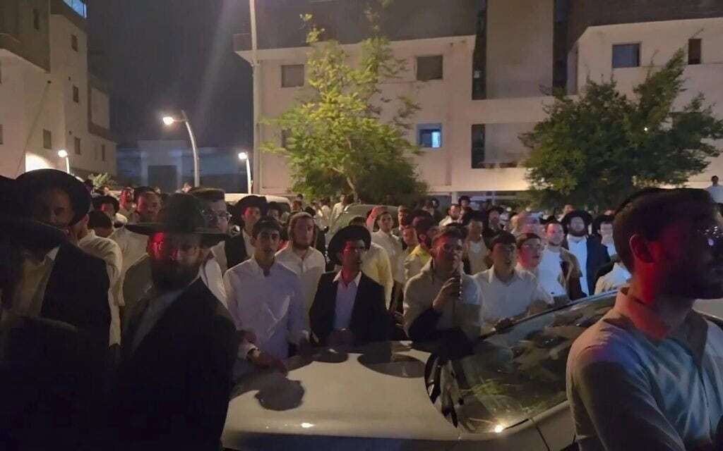 מפגינים שמחו נגד מעצר עריק במודיעין בלילה שבין 5 ל־6 באוקטובר 2026 (צילום: מתוך סרטון שפרסם יהושע (ג'וש) בריינר בחשבונו ברשת X)