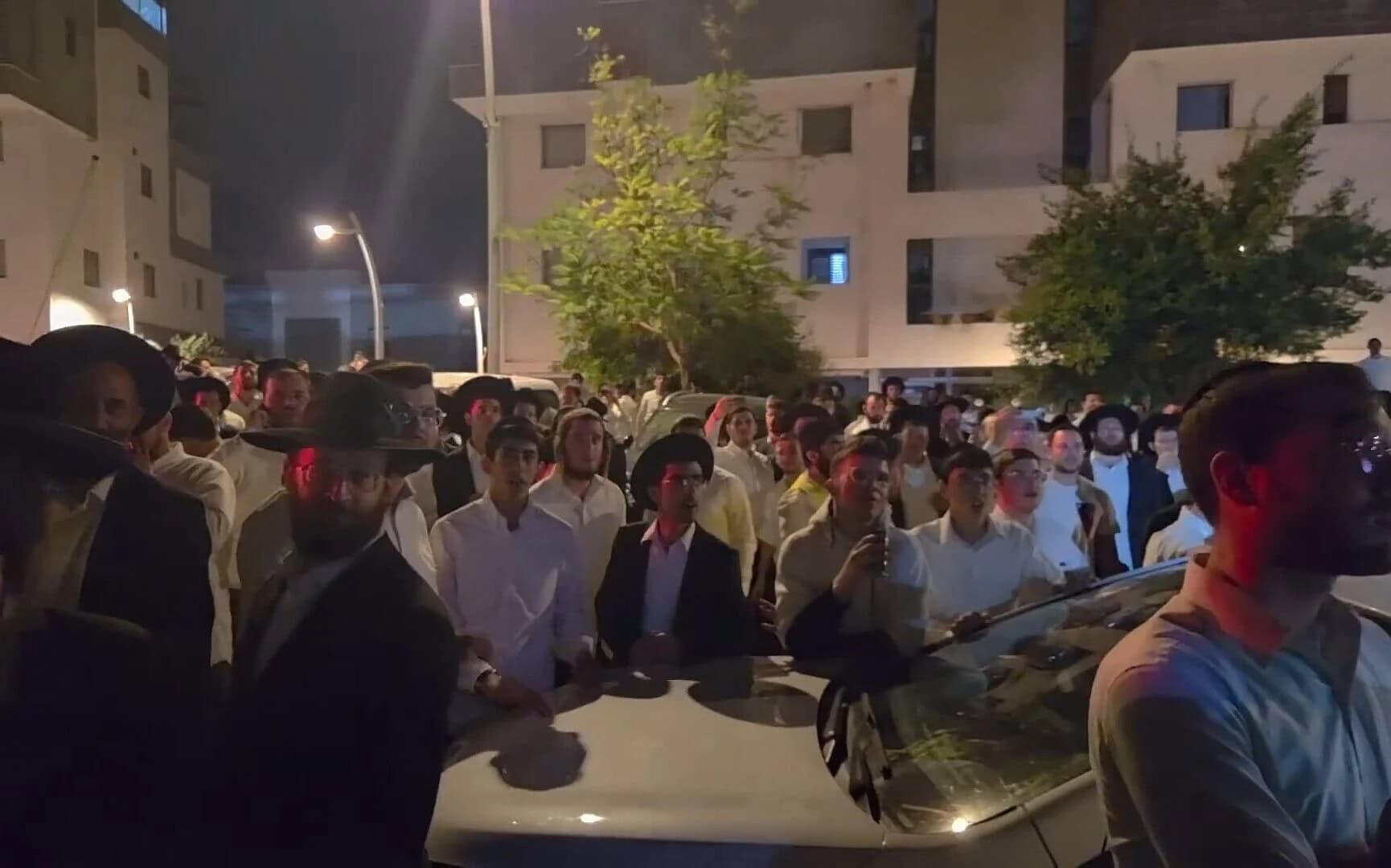 מפגינים שמחו נגד מעצר עריק במודיעין בלילה שבין 5 ל־6 באוקטובר 2026 (צילום: מתוך סרטון שפרסם יהושע (ג'וש) בריינר בחשבונו ברשת X)